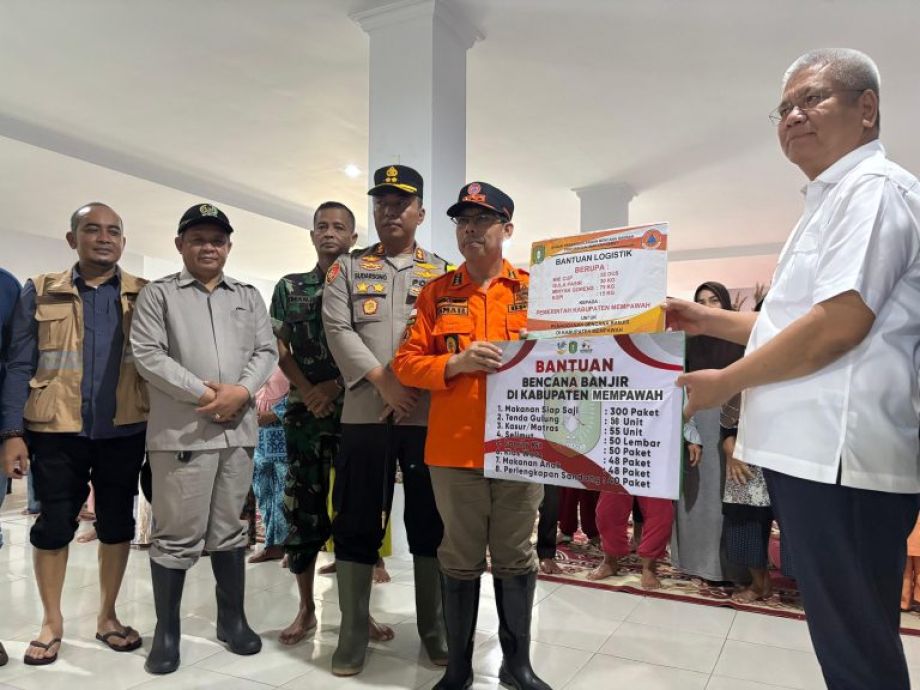 Pj Gubernur Kalimantan Barat Salurkan Bantuan bagi Korban Banjir di Mempawah