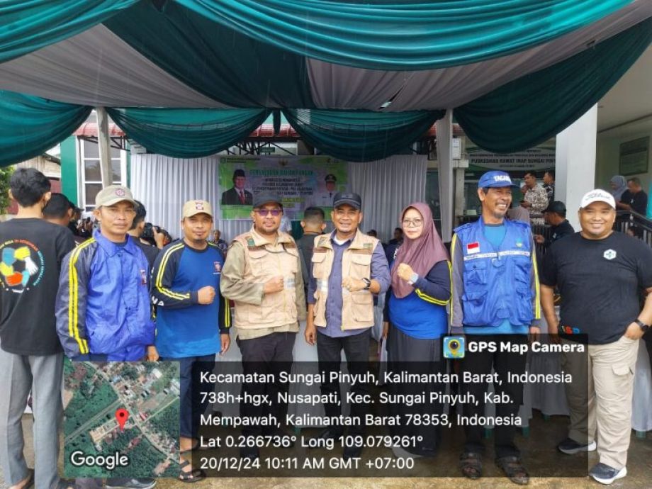 Pj. Gubernur Kalbar Serahkan Bantuan Logistik Kepada Masyarakat Terdampak Banjir di Kabupaten Mempawah