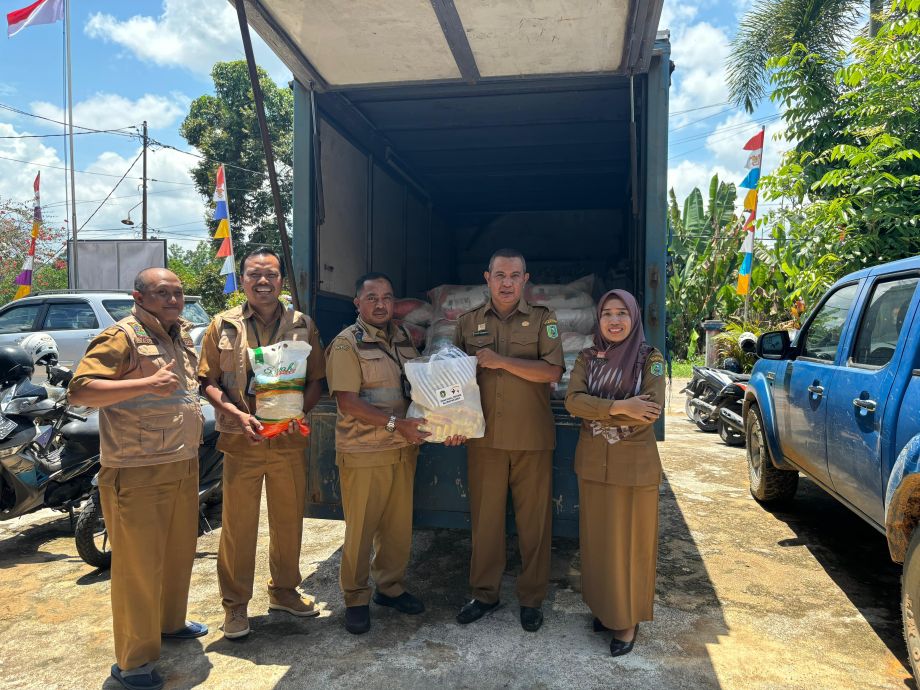 Dinas Sosial Prov Kalbar Menyalurkan Bantuan Logistik Untuk Masyarakat Terdampak Banjir Yang Melanda Kabupaten Landak Dan Sanggau