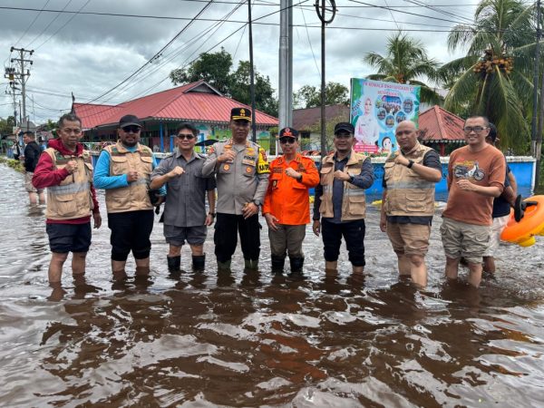 Pj Gubernur Kalimantan Barat Salurkan Bantuan bagi Korban Banjir di Mempawah